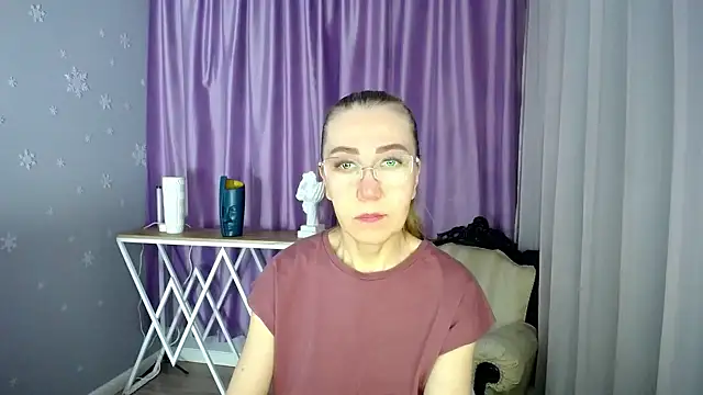 Snapshot of queen_a_n_i chatting on 02.08.25 queen a n i online show from 02.08.25