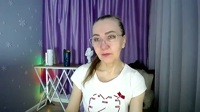 Snapshot of queen_a_n_i chatting on 02.11.25 queen a n i online show from 02.11.25