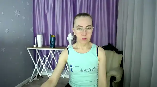 Snapshot of queen_a_n_i chatting on 02.28.25 queen a n i online show from 02.28.25