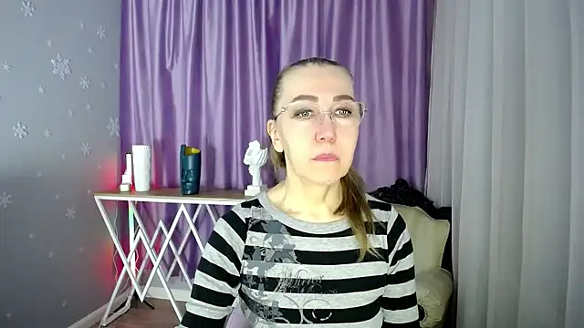 Snapshot of queen_a_n_i chatting on 03.06.25 queen a n i online show from 03.06.25