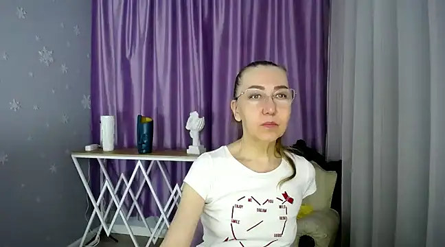 Snapshot of queen_a_n_i chatting on 03.15.25 queen a n i online show from 03.15.25