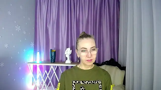 Snapshot of queen_a_n_i chatting on 09.09.25 queen a n i online show from 09.09.25