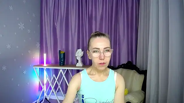 Snapshot of queen_a_n_i chatting on 09.13.25 queen a n i online show from 09.13.25