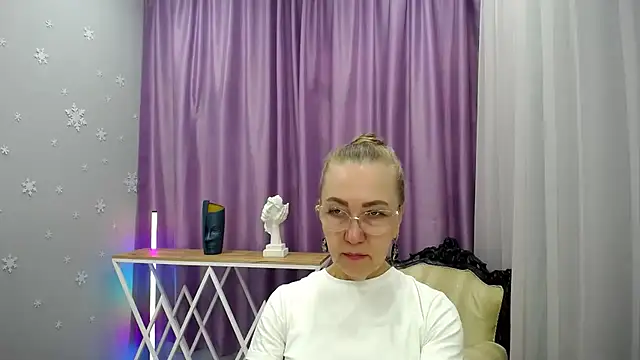 Snapshot of queen_a_n_i chatting on 09.19.25 queen a n i online show from 09.19.25