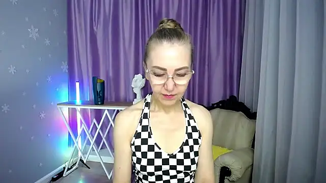 Snapshot of queen_a_n_i chatting on 09.24.25 queen a n i online show from 09.24.25