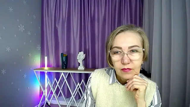 Snapshot of queen_a_n_i chatting on 10.10.25 queen a n i online show from 10.10.25