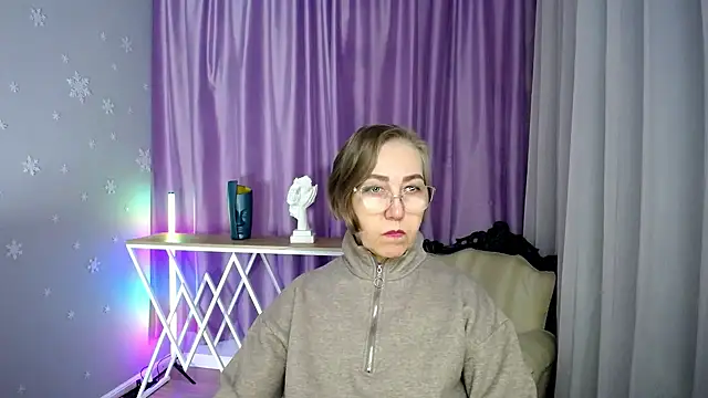 Snapshot of queen_a_n_i chatting on 10.21.25 queen a n i online show from 10.21.25