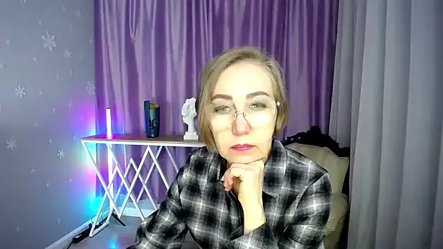 Snapshot of queen_a_n_i chatting on 10.23.25 queen a n i online show from 10.23.25