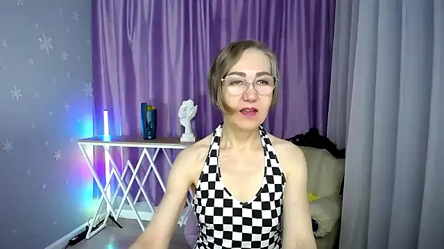 Snapshot of queen_a_n_i chatting on 10.31.25 queen a n i online show from 10.31.25