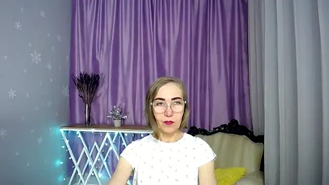 Snapshot of queen_a_n_i chatting on 04.23.26 queen a n i online show from 04.23.26