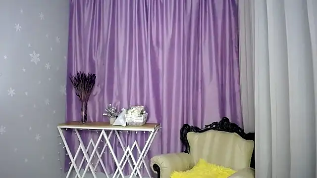 Snapshot of queen_a_n_i chatting on 04.28.26 queen a n i online show from 04.28.26