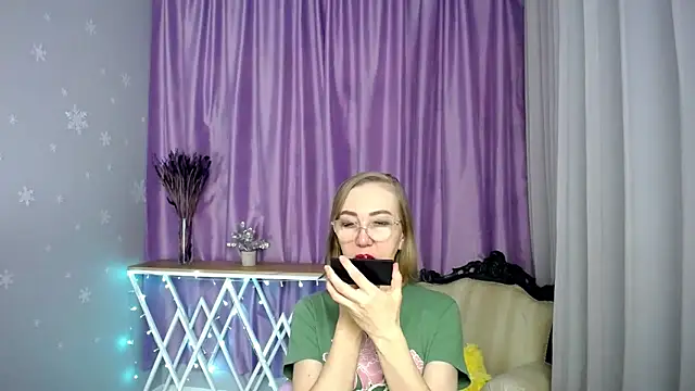 Snapshot of queen_a_n_i chatting on 05.06.26 queen a n i online show from 05.06.26
