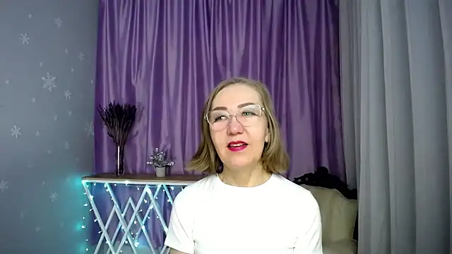 Snapshot of queen_a_n_i chatting on 05.08.26 queen a n i online show from 05.08.26