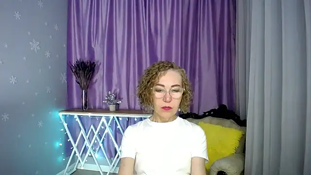 Snapshot of queen_a_n_i chatting on 05.24.26 queen a n i online show from 05.24.26