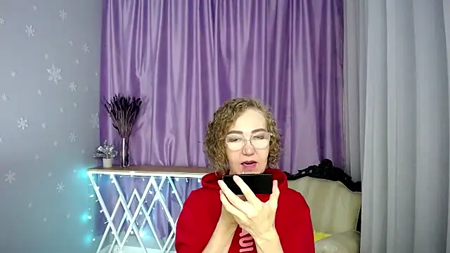 Snapshot of queen_a_n_i chatting on 06.06.26 queen a n i online show from 06.06.26