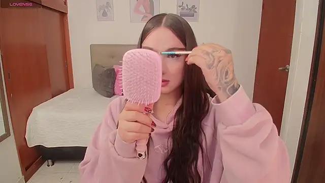 Snapshot of Miley_Baker chatting on 10.17.25 Miley Baker online show from 10.17.25