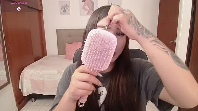 Snapshot of Miley_Baker chatting on 11.28.25 Miley Baker online show from 11.28.25