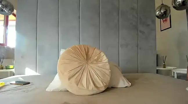 Naila18 online show from 12.13.24