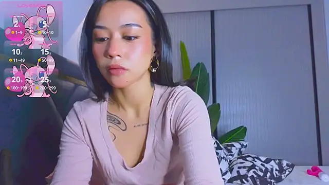 Snapshot of Mia_Tin chatting on 10.26.25 Mia Tin online show from 10.26.25