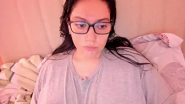 Snapshot of roniewester chatting on 04.19.26 roniewester online show from 04.19.26