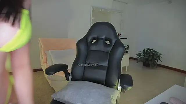 Snapshot of Ally_Snow chatting on 10.21.25 Ally Snow online show from 10.21.25