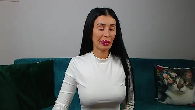 Snapshot of SaraDaisy chatting on 10.04.25 SaraDaisy online show from 10.04.25