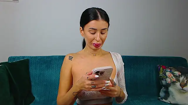 Snapshot of SaraDaisy chatting on 10.11.25 SaraDaisy online show from 10.11.25