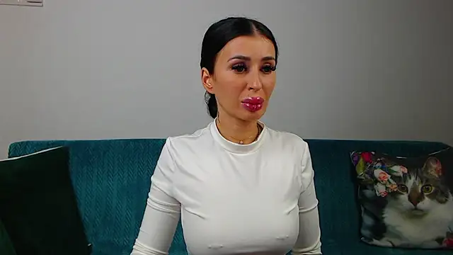 Snapshot of SaraDaisy chatting on 11.29.25 SaraDaisy online show from 11.29.25