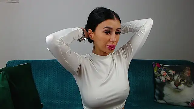 Snapshot of SaraDaisy chatting on 11.30.25 SaraDaisy online show from 11.30.25