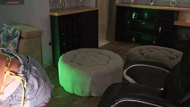 Snapshot of NaomiSainz chatting on 11.26.25 NaomiSainz online show from 11.26.25