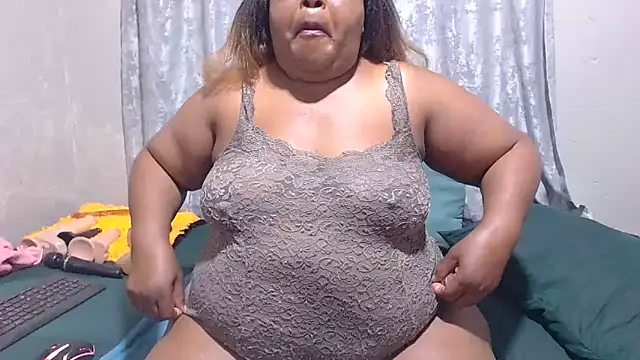 Snapshot of MatureBootyBabe4Uxx chatting on 05.25.26 MatureBootyBabe4Uxx online show from 05.25.26