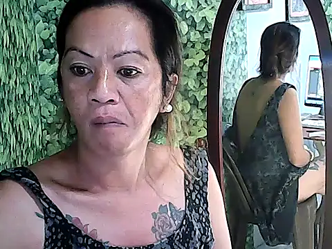 Snapshot of yummy_21xxx chatting on 10.17.25 yummy 21xxx online show from 10.17.25