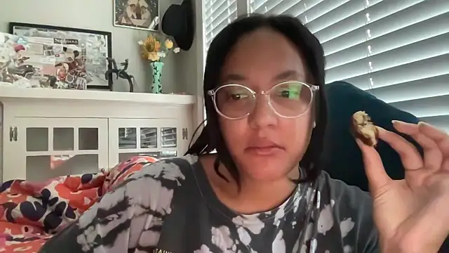 Snapshot of dreamyriri chatting on 04.18.26 dreamyriri online show from 04.18.26