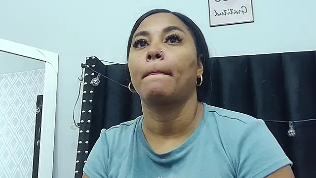 Snapshot of colombiamommy chatting on 02.15.25 colombiamommy online show from 02.15.25