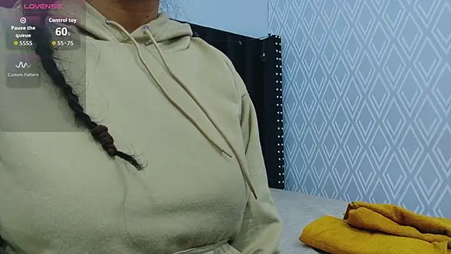 Snapshot of colombiamommy chatting on 10.04.25 colombiamommy online show from 10.04.25