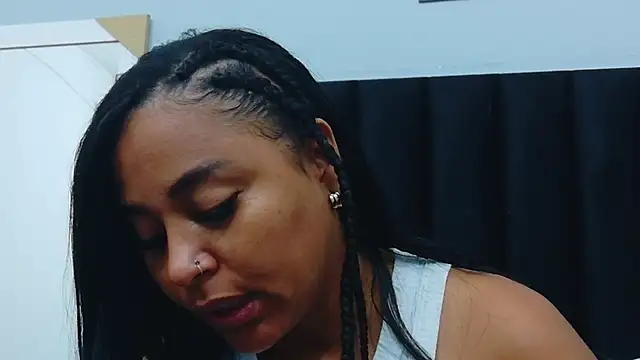 Snapshot of colombiamommy chatting on 10.27.25 colombiamommy online show from 10.27.25