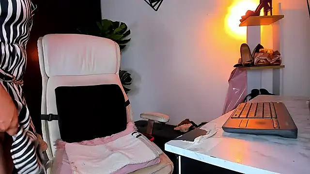 Snapshot of Emmiily_1 chatting on 01.24.25 Emmiily 1 online show from 01.24.25