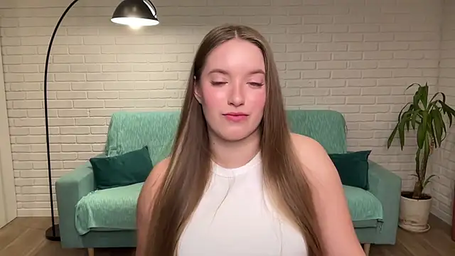 Snapshot of EvaMaddison chatting on 10.28.25 EvaMaddison online show from 10.28.25