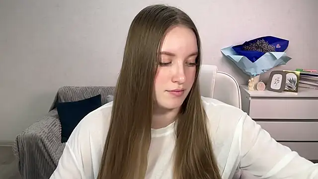 Snapshot of EvaMaddison chatting on 11.21.25 EvaMaddison online show from 11.21.25