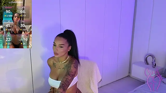 Snapshot of KimiBrown chatting on 09.29.25 KimiBrown online show from 09.29.25