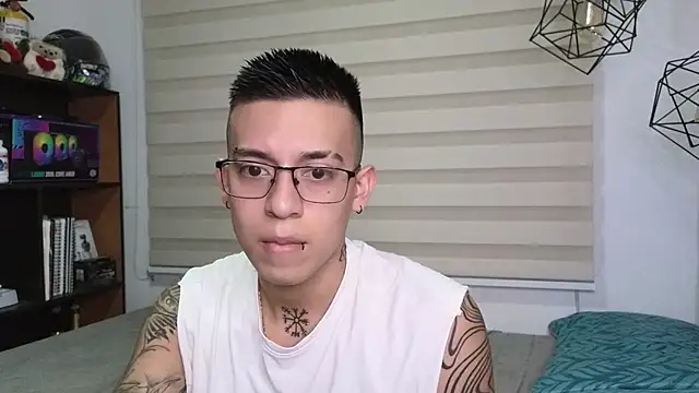 Snapshot of SIXXTOLOVE18 chatting on 10.25.25 SIXXTOLOVE18 online show from 10.25.25