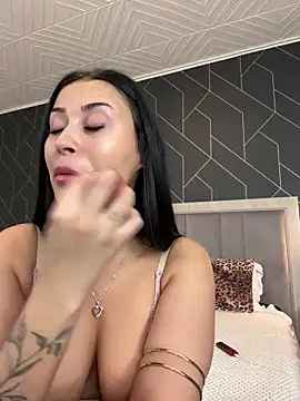 Snapshot of EmyLaveau chatting on 02.20.25 EmyLaveau online show from 02.20.25