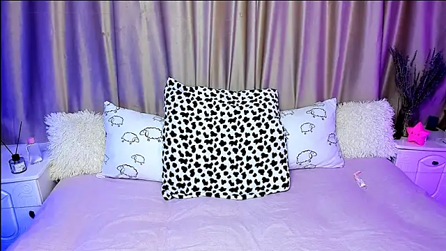 Snapshot of LilyStarlight chatting on 09.21.25 LilyStarlight online show from 09.21.25