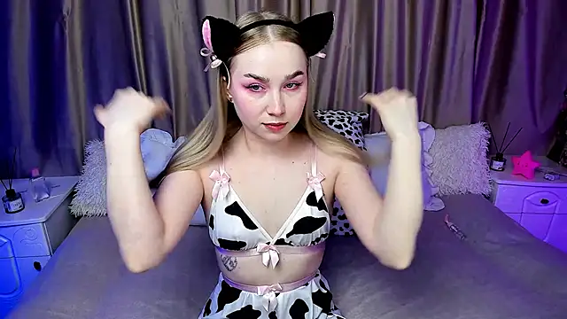 Snapshot of LilyStarlight chatting on 11.14.25 LilyStarlight online show from 11.14.25