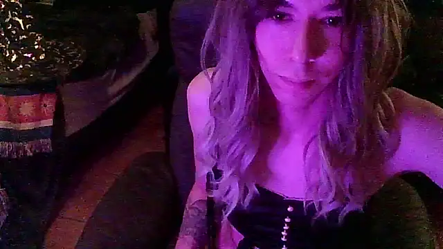 Snapshot of crystalxh chatting on 10.25.25 crystalxh online show from 10.25.25