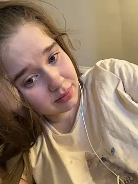 Snapshot of HornyGirlH chatting on 05.18.26 HornyGirlH online show from 05.18.26