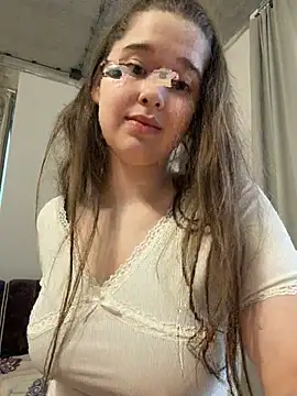 Snapshot of HornyGirlH chatting on 05.27.26 HornyGirlH online show from 05.27.26