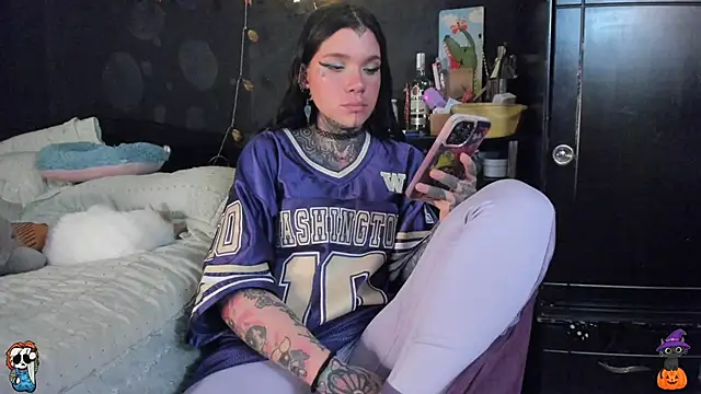 Snapshot of Lilmarieee chatting on 10.29.25 Lilmarieee online show from 10.29.25