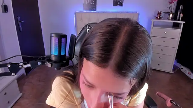 Snapshot of Amaia_Daniells chatting on 02.04.25 Amaia Daniells online show from 02.04.25