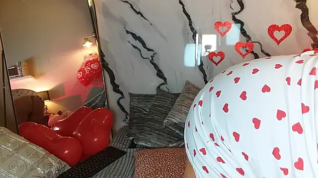 Snapshot of Madissononee chatting on 02.15.25 Madissononee online show from 02.15.25